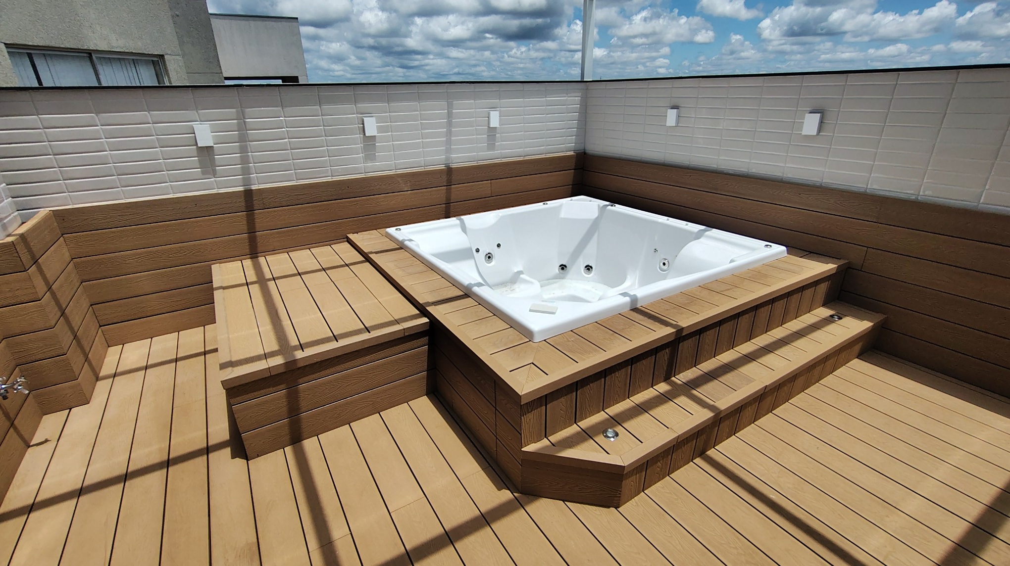 Deck ecológico com jacuzzi