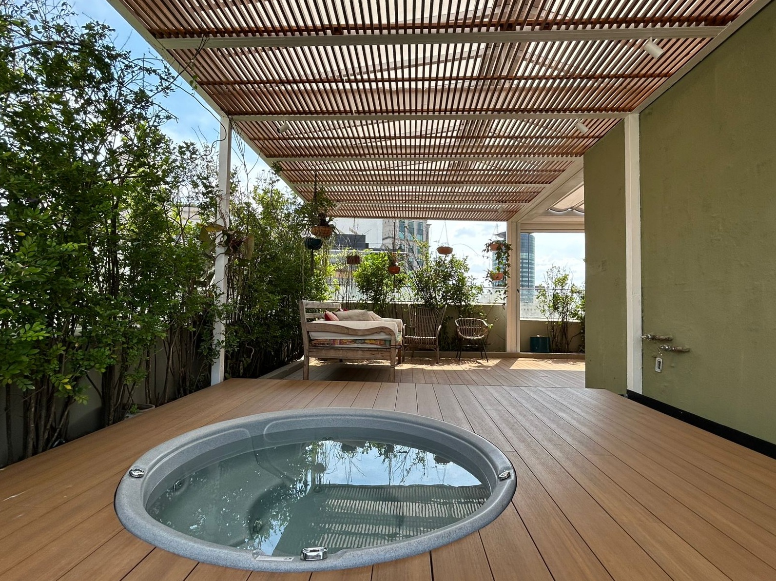 Deck ecológico sob pergolado