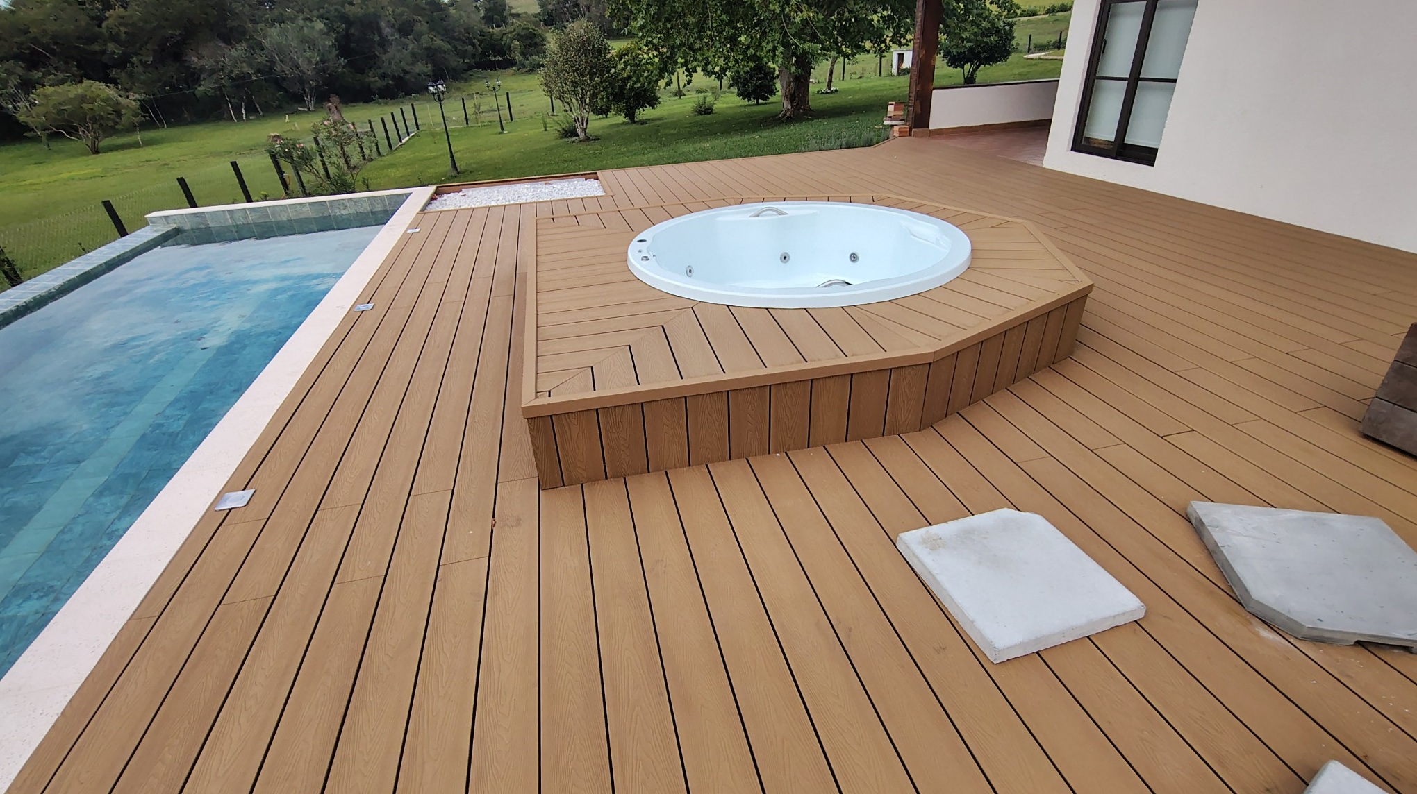 Deck ecológico com spa e piscina