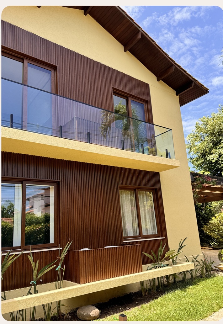 Fachada contemporânea revestida com ripado tecnológico